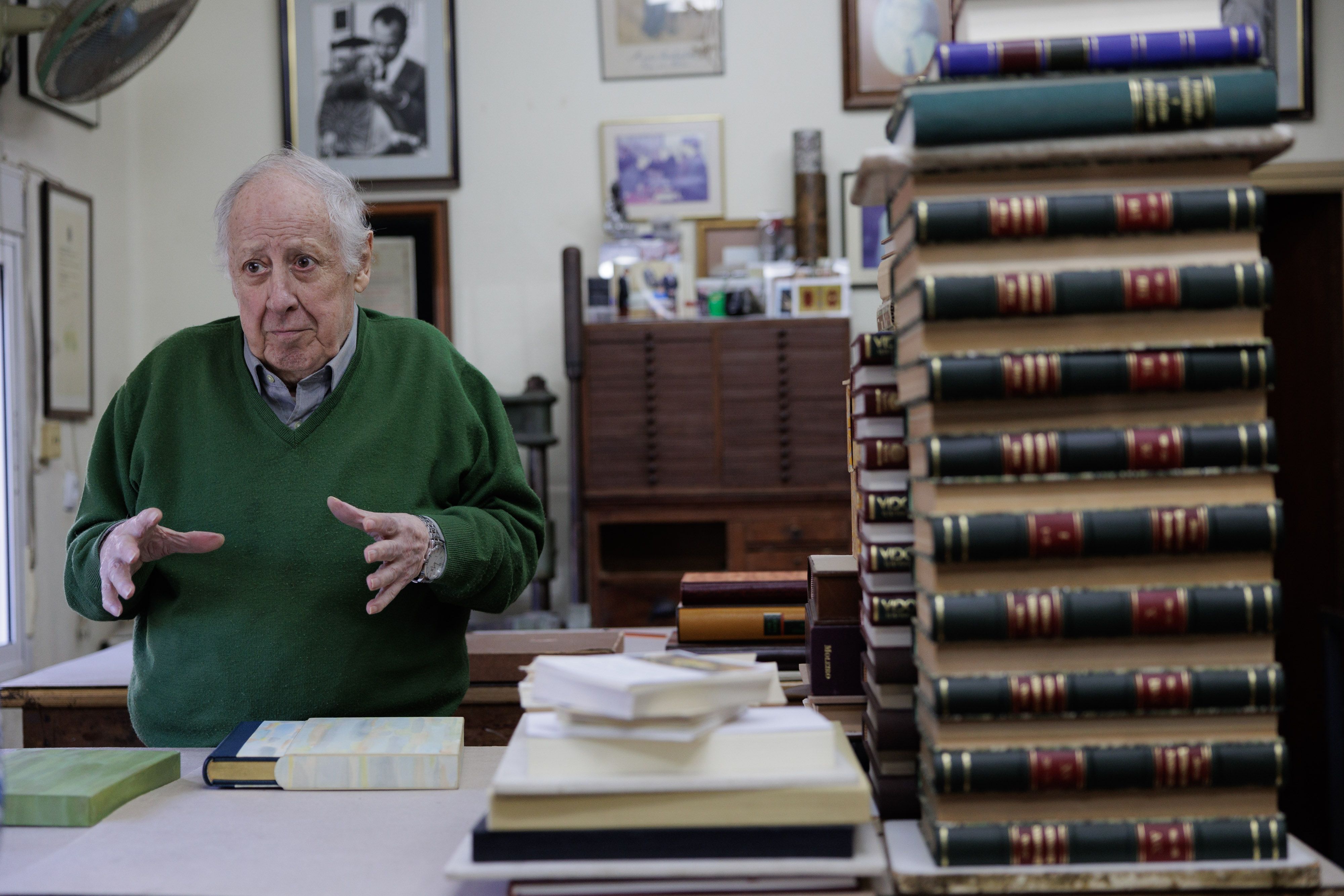 José Galván durante la entrevista en el taller de encuadernación.