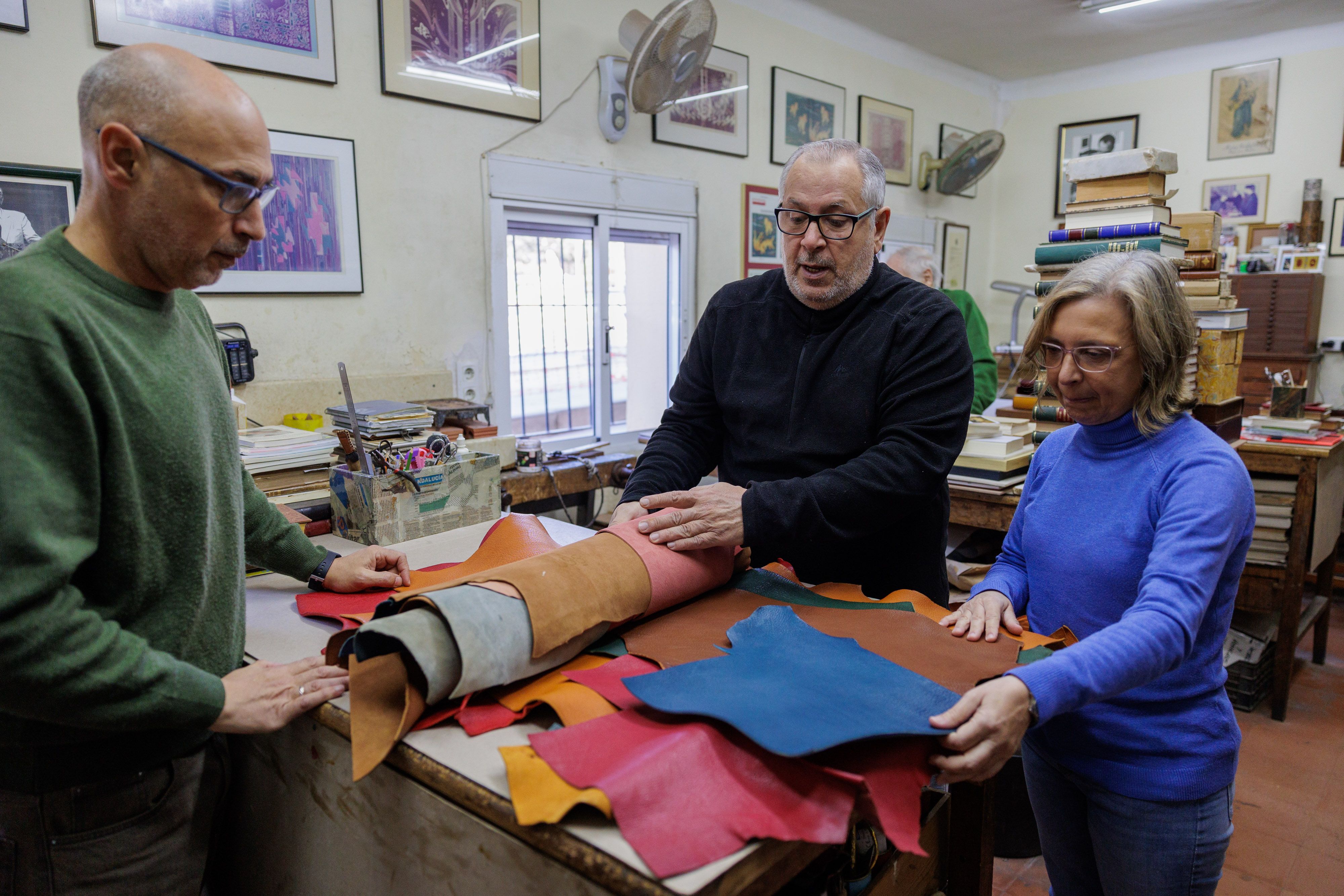 Antonio, Jose María y María José seleccionan las pieles.