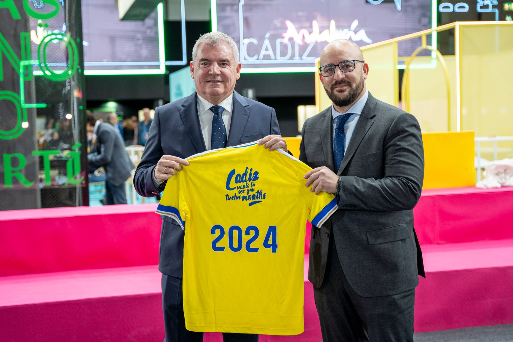 Manuel Vizcaíno y Germán Beardo, con la camiseta del Cádiz y la promoción turística.