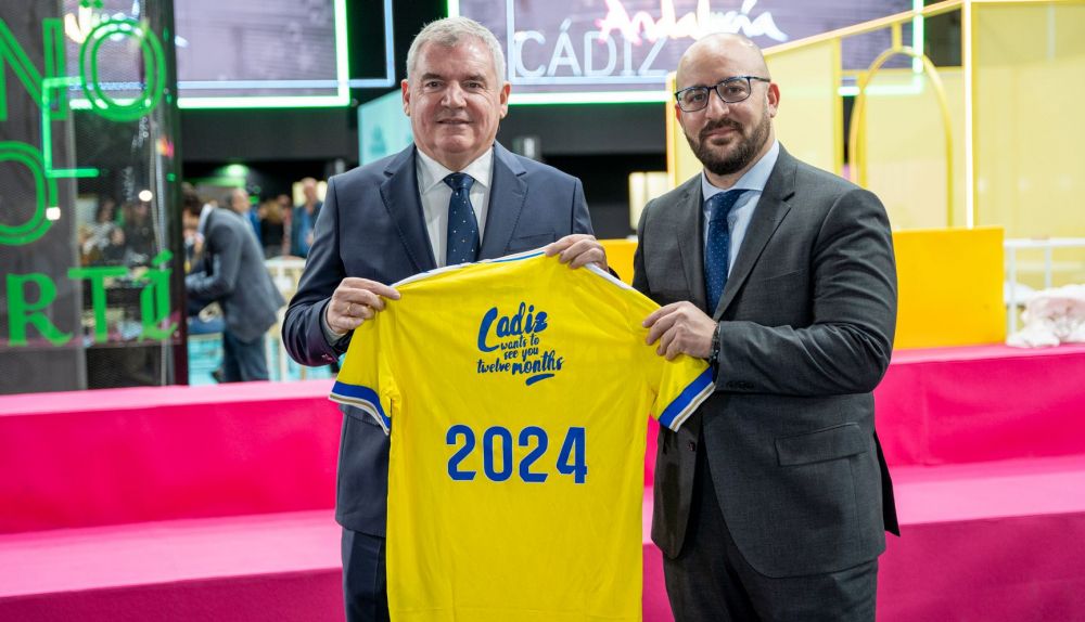 Manuel Vizcaíno y Germán Beardo, con la camiseta del Cádiz y la promoción turística.