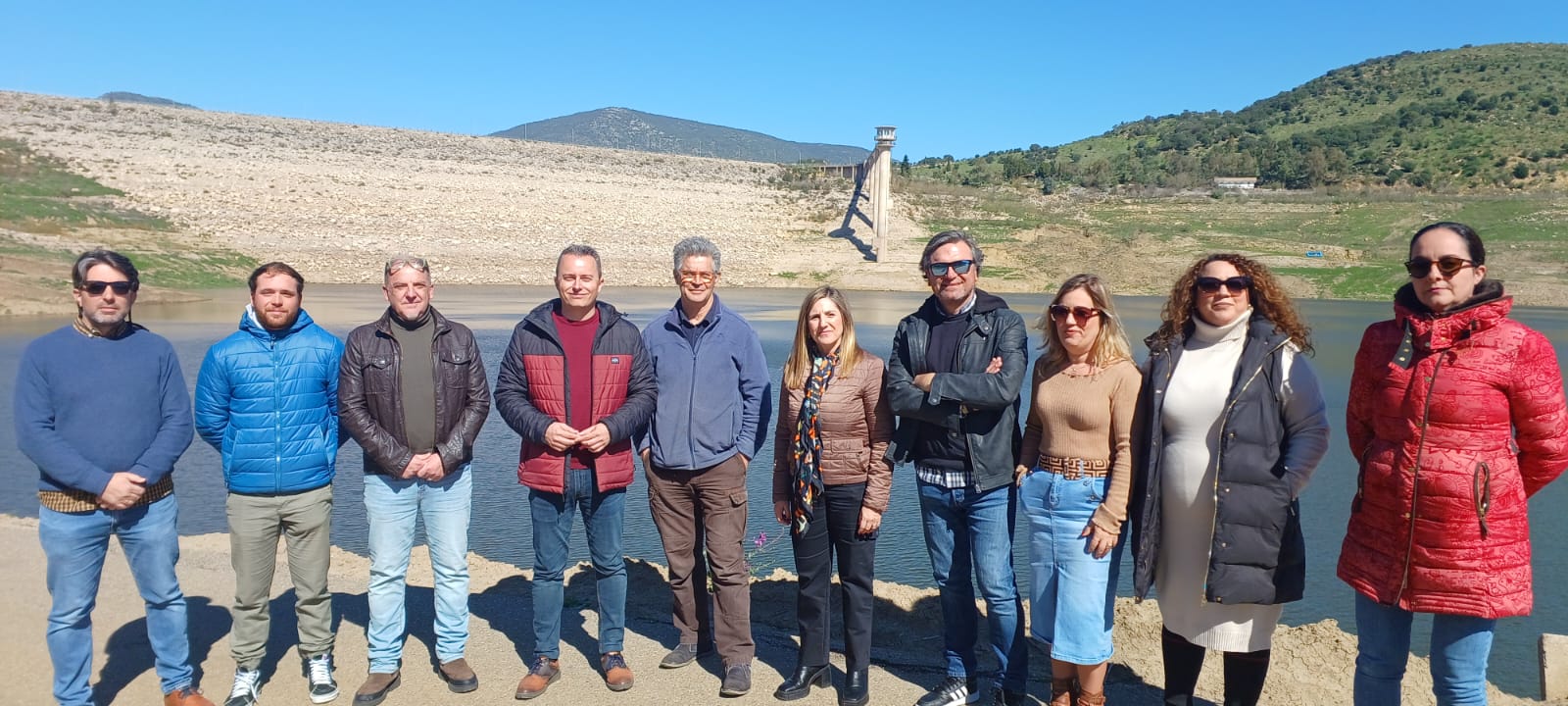Santiago Galván junto a la parlamentaria Irene García y representantes de Ecologistas en Acción y de asociaciones de pescadores en el embalse.