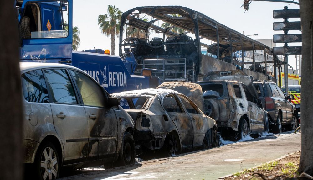 El incendio del autobús en la avenida de la Sanidad de Cádiz, en imágenes. El incendio del autobús en la avenida de la Sanidad de Cádiz, en imágenes.