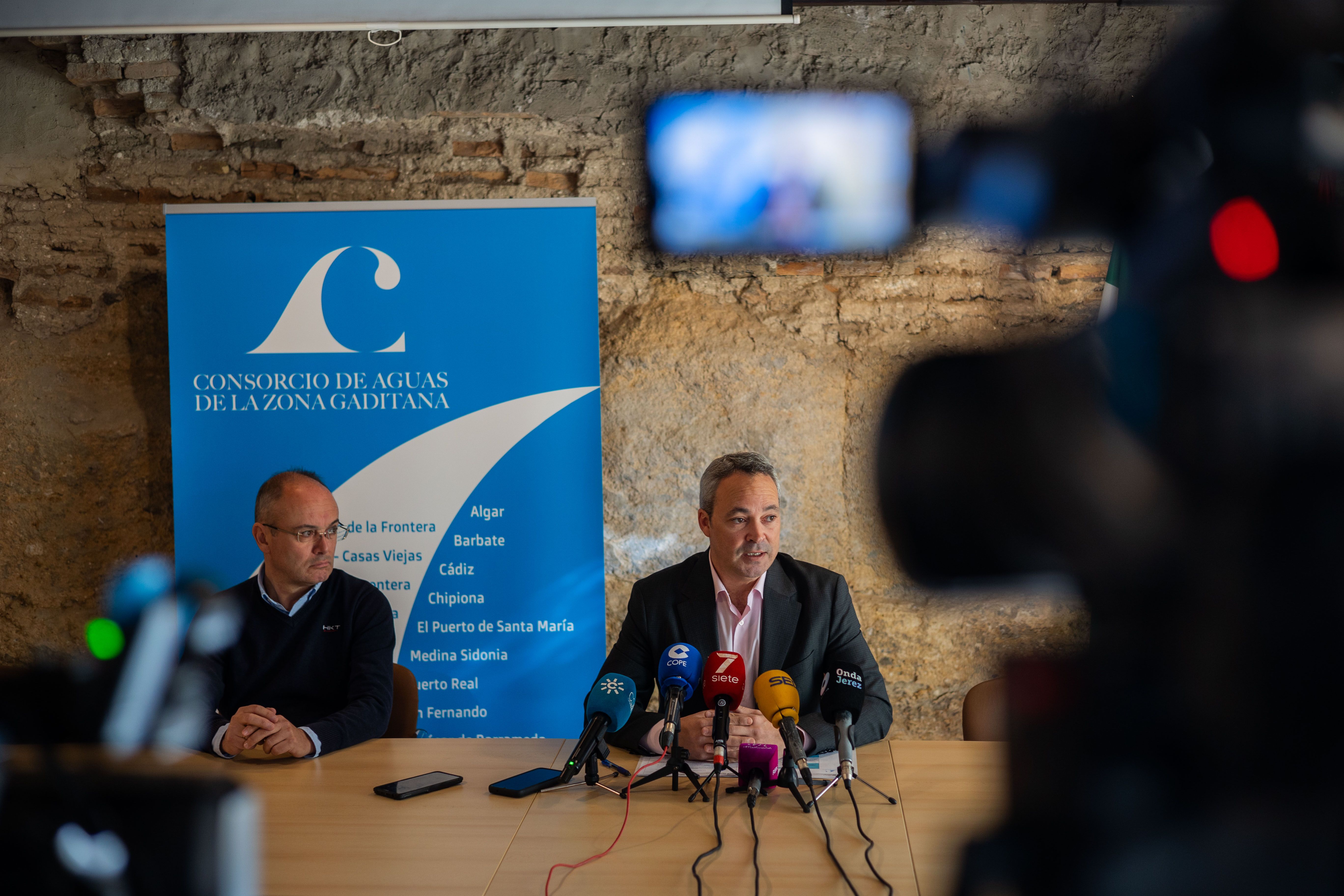 Andrés Díaz, presidente del Consorcio de Aguas de la Zona Gaditana, en una rueda de prensa este miércoles en Jerez.