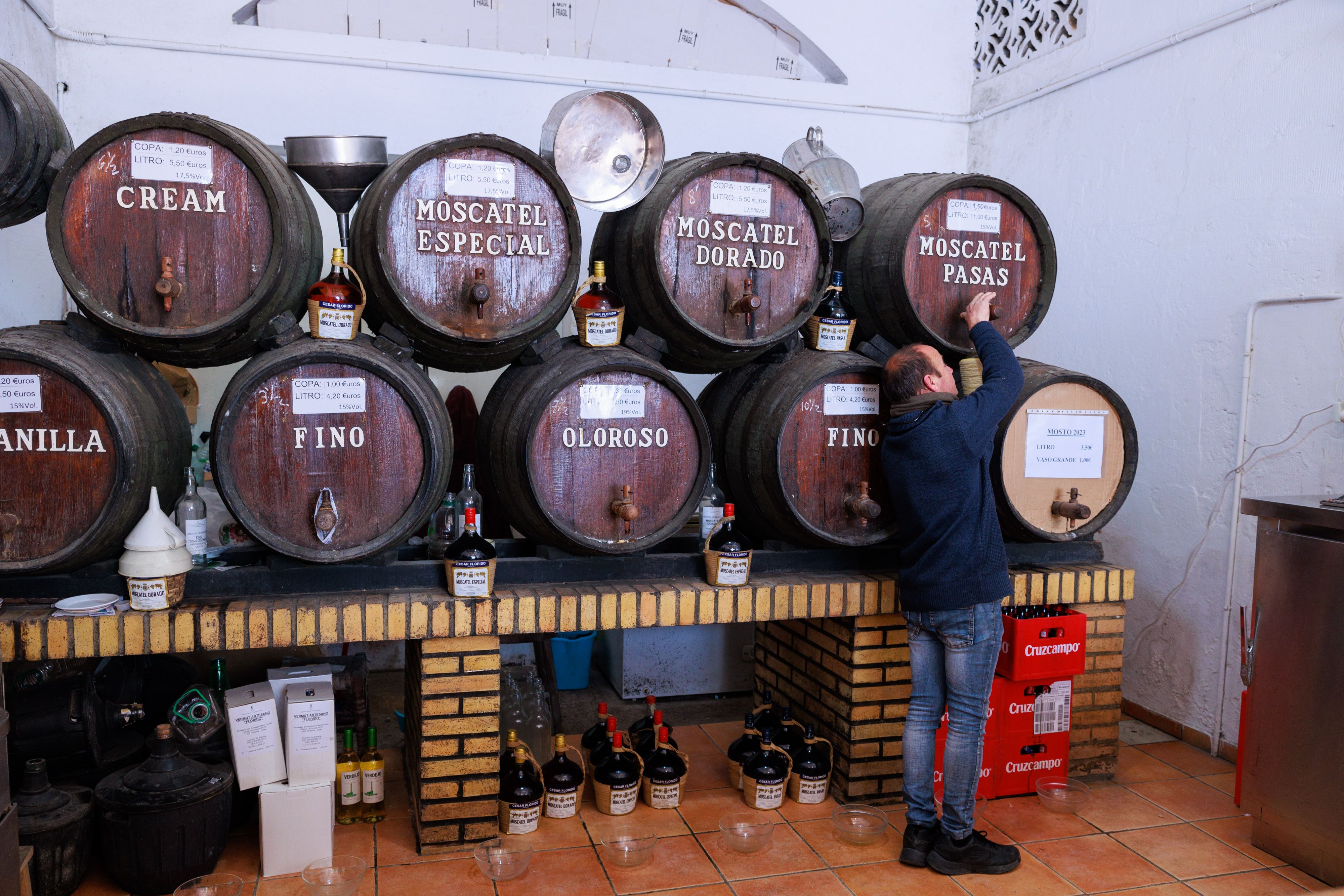 Imagen de las botas donde se almacena el vino que se sirve y vende en el despacho.