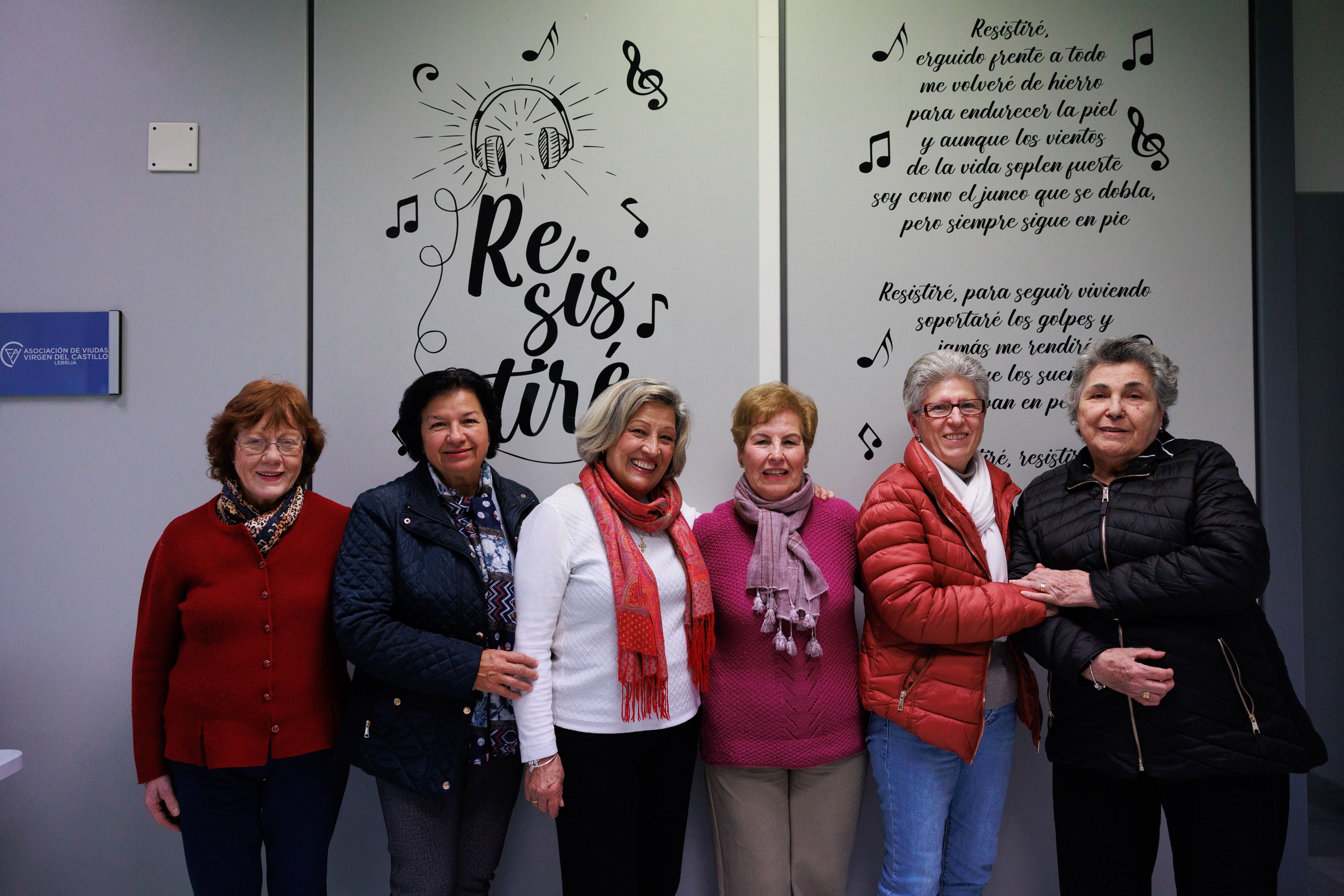 Las viudas de Lebrija junto a su himno de lucha.