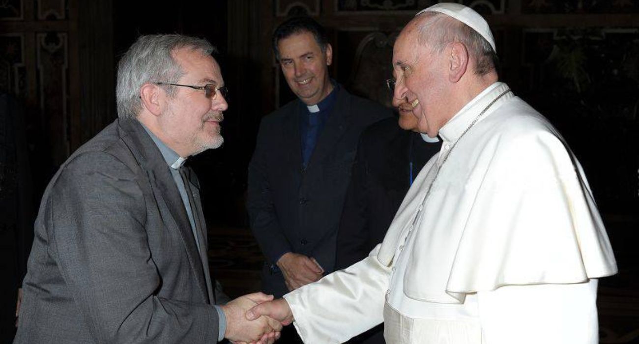 El sacerdote salesiano Francisco Ruiz, junto al Papa Francisco. El sacerdote salesiano Francisco Ruiz, junto al Papa Francisco.