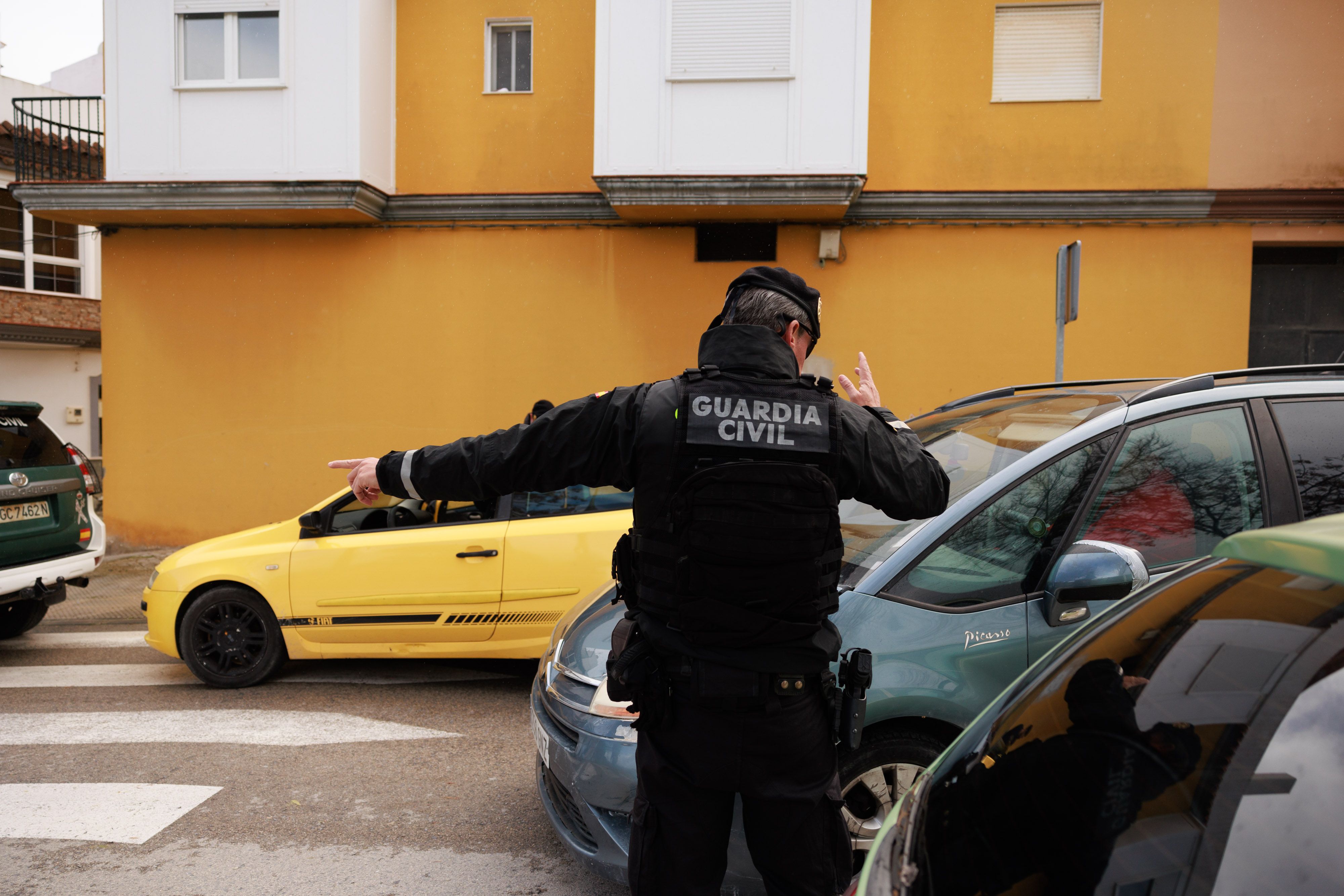 Un agente de la Guardia Civil, tras los asesinatos de Barbate, semanas atrás.