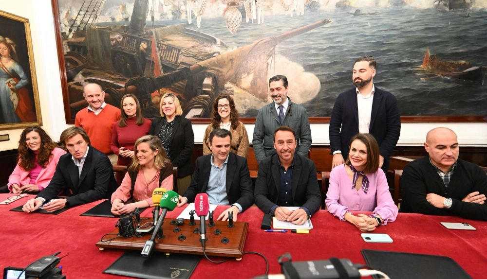 El presupuesto del Ayuntamiento de Cádiz 2024 asciende a 176 millones de euros con una subida de un 6,3%. En la imagen, el alcalde Bruno García y su equipo de gobierno tras la presentación de las cuentas.