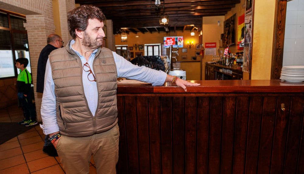 Luis Caballero junto a la barra de la venta.