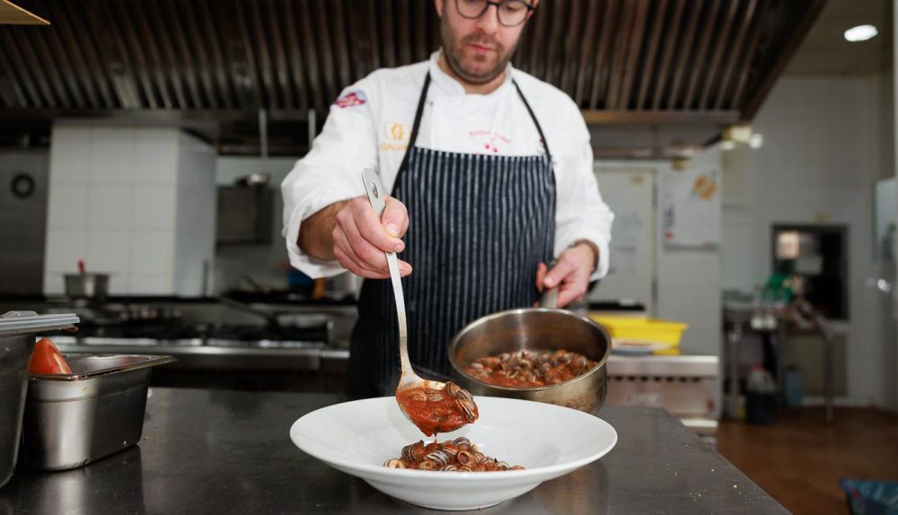 Rubén prepara unas cabrillas con tomate.