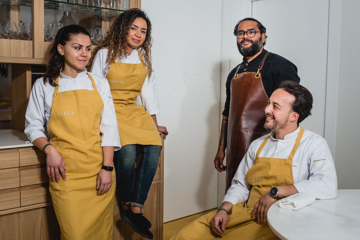 El equipo al frente de Leartá, en el centro de Sevilla, con Manu Lachica a la derecha.