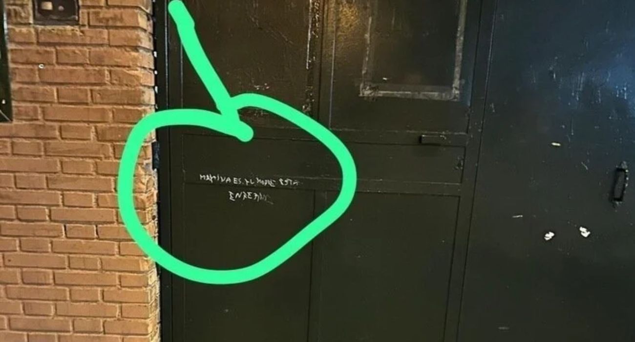 Pintada en la puerta del colegio contra la menor que está sufriendo acoso escolar. Pintada en la puerta del colegio contra la menor que está sufriendo acoso escolar.