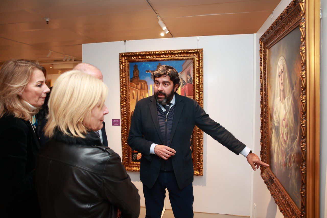 El presidente en el acto inaugural de una exposición de originales de carteles en El Corte Inglés.
