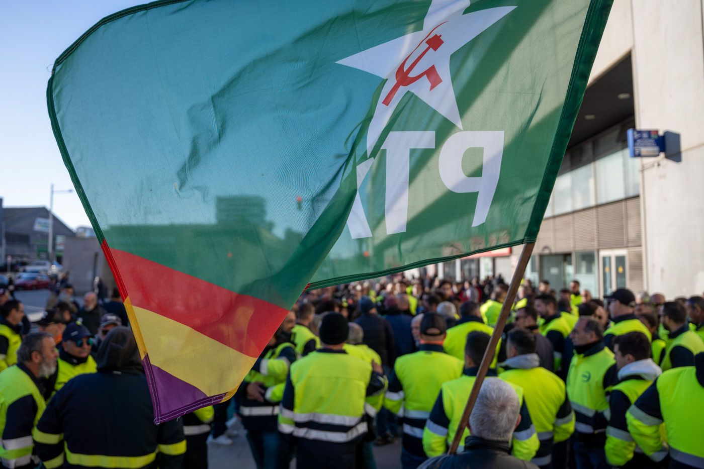Trabajadores de Acerinox, minutos antes del inicio del proceso suspendido, ante el juzgado del estadio.  REYNA