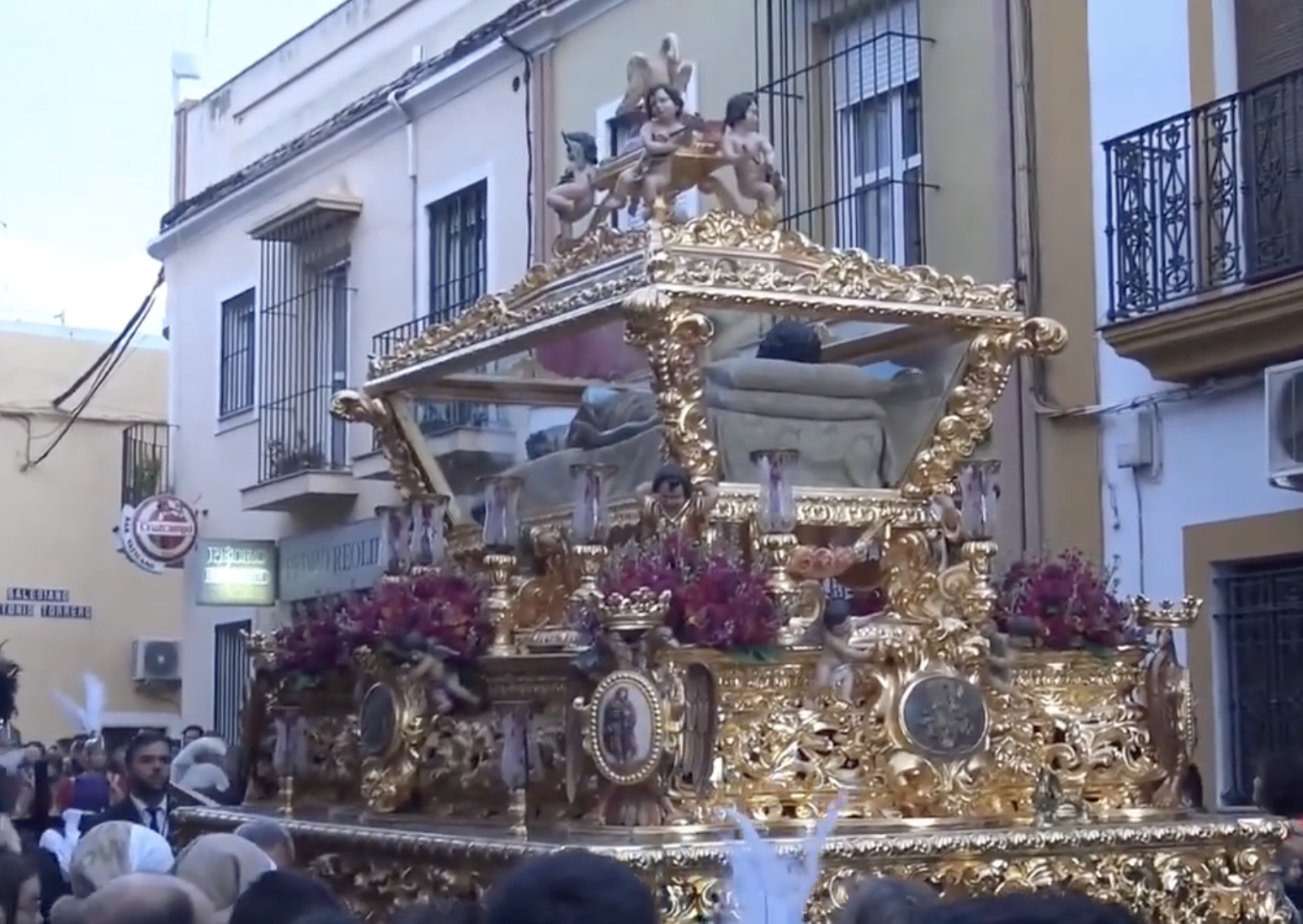 La magnífica urna del Santo Entierro.