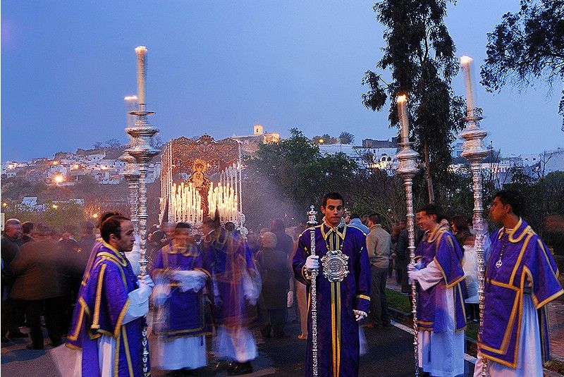 Un palio en procesiòn con el casco antiguo al fondo. 