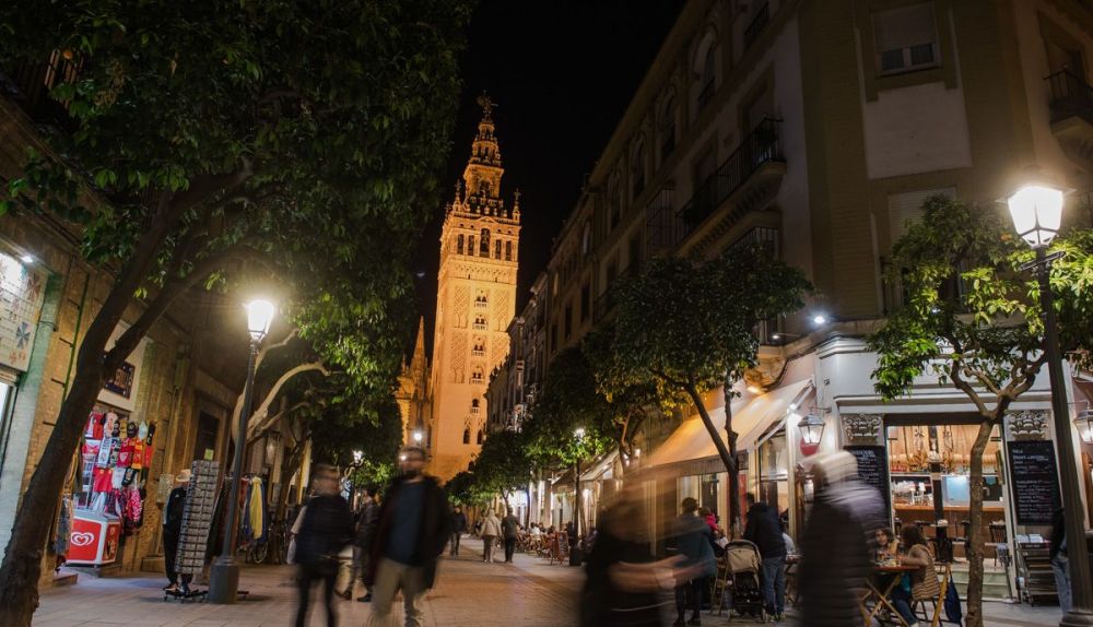 TERRAZAS VELADORES CENTRO SANTA CRUZ TURISMO SEVILLA 15