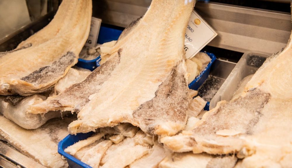 El origen del nombre podría proceder de la lengua vasca, 'bakailao'.
