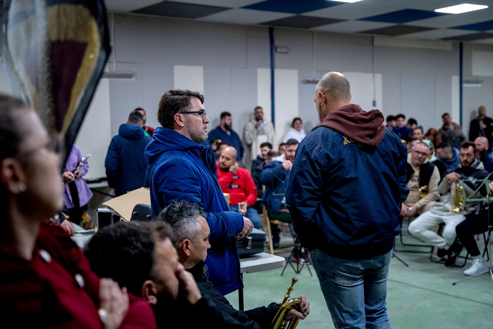 Sergio Figueroa, izqda, en un descanso del ensayo.   REYNA