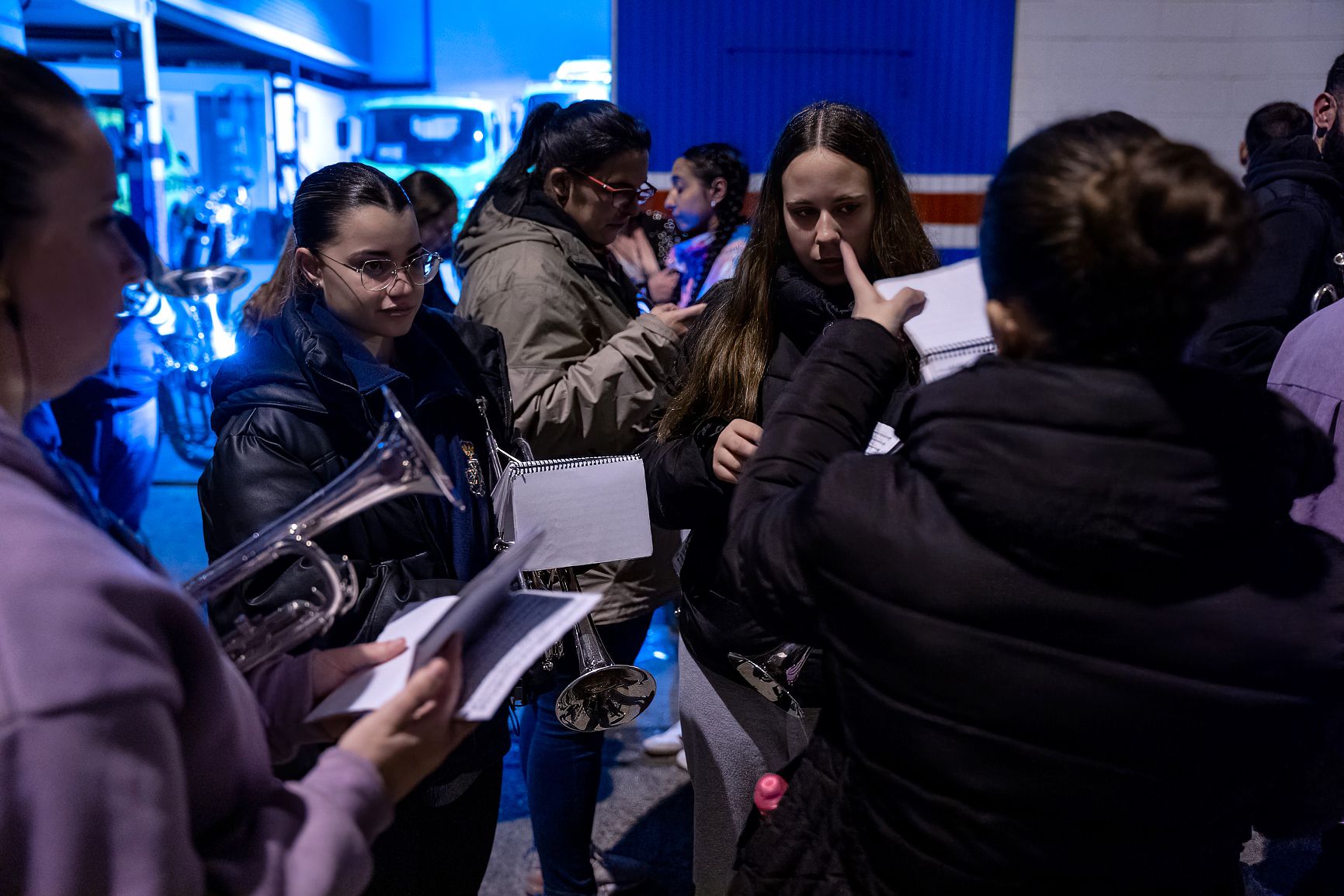 Algunas integrantes jóvenes intercambian impresiones en el ensayo.   REYNA