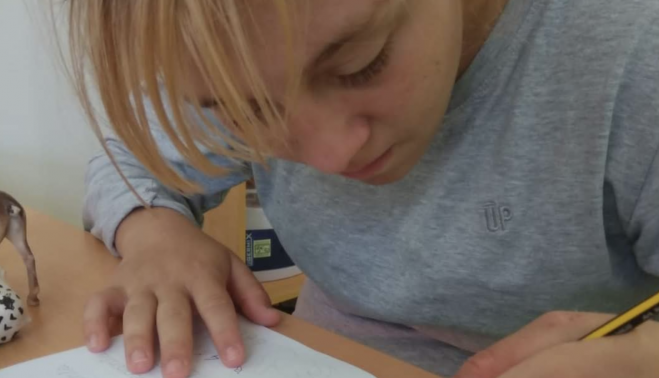 La joven, realizando unas actividades.