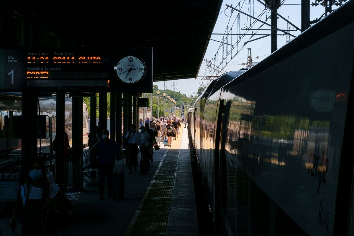 Un usuario, esperando el tren en la estación de Jerez.