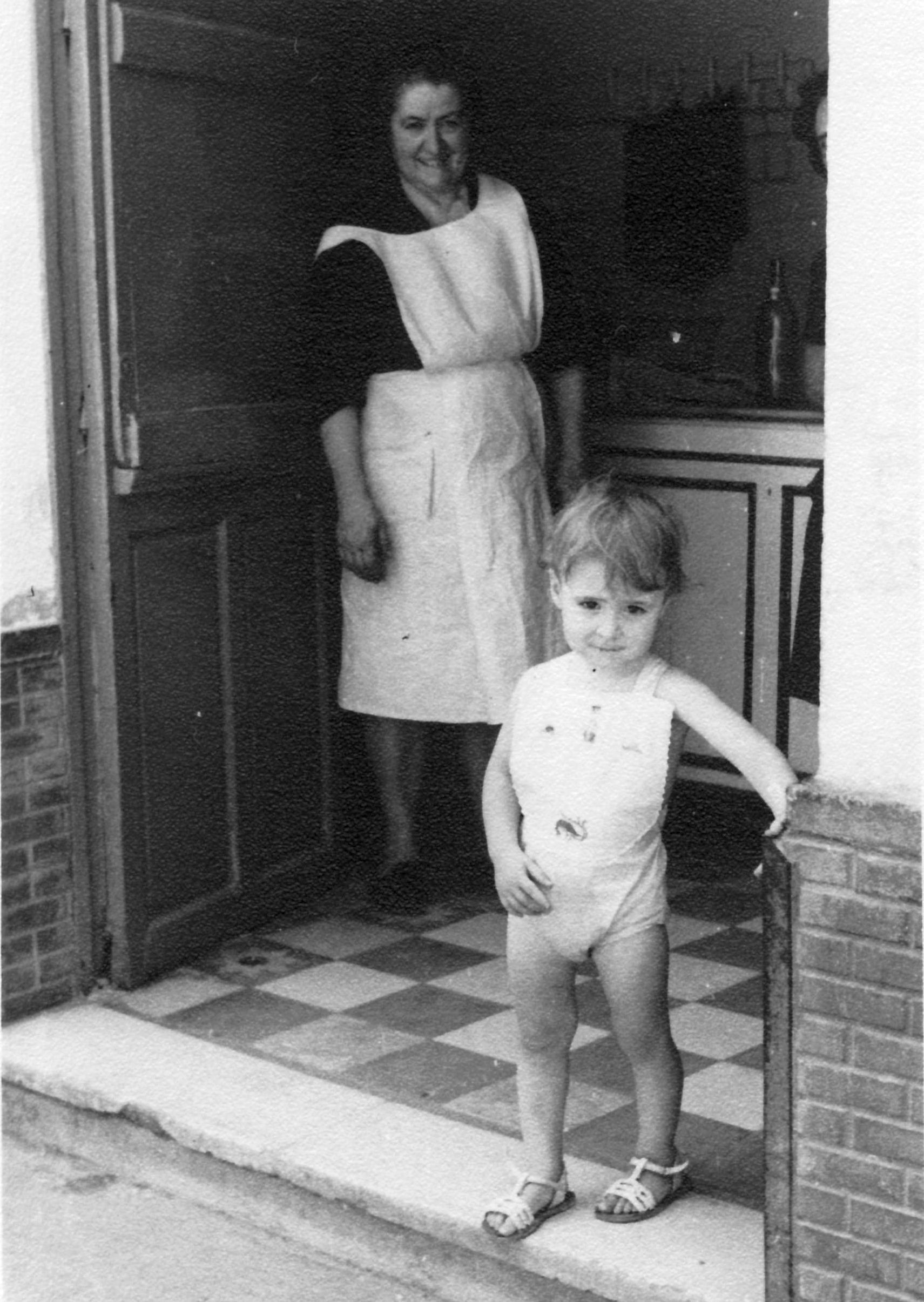 Una de las pocas fotos de la lechería, con María y su nieto Juan Carlos a la entrada a finales de los sesenta. Archivo del autor