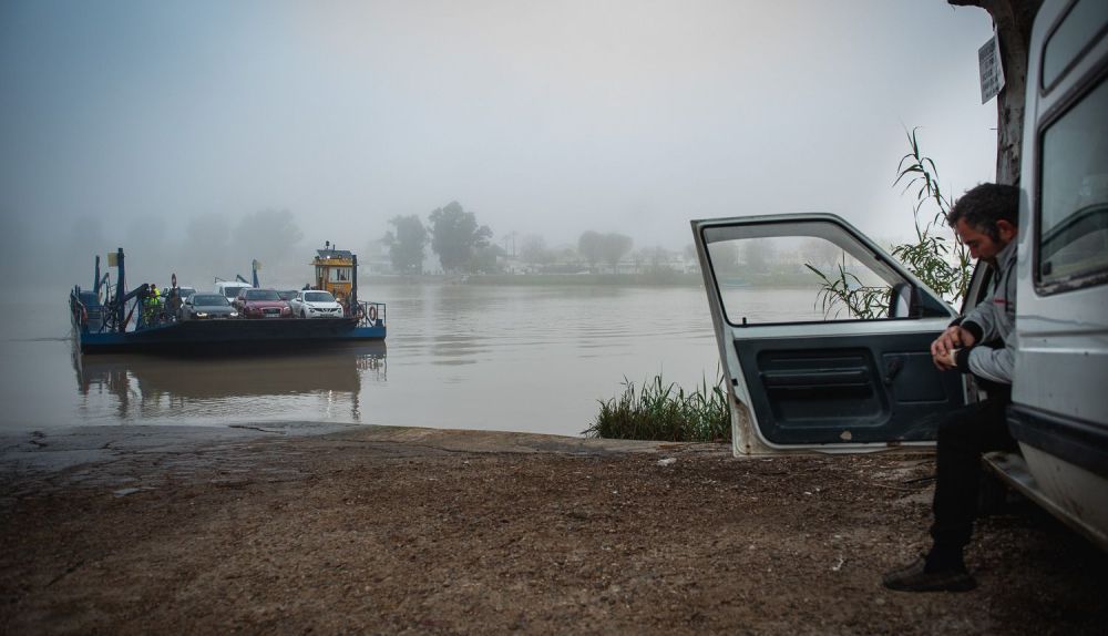 Así es un día de niebla en la barcaza de Coria, un universo propio a orillas del Guadalquivir