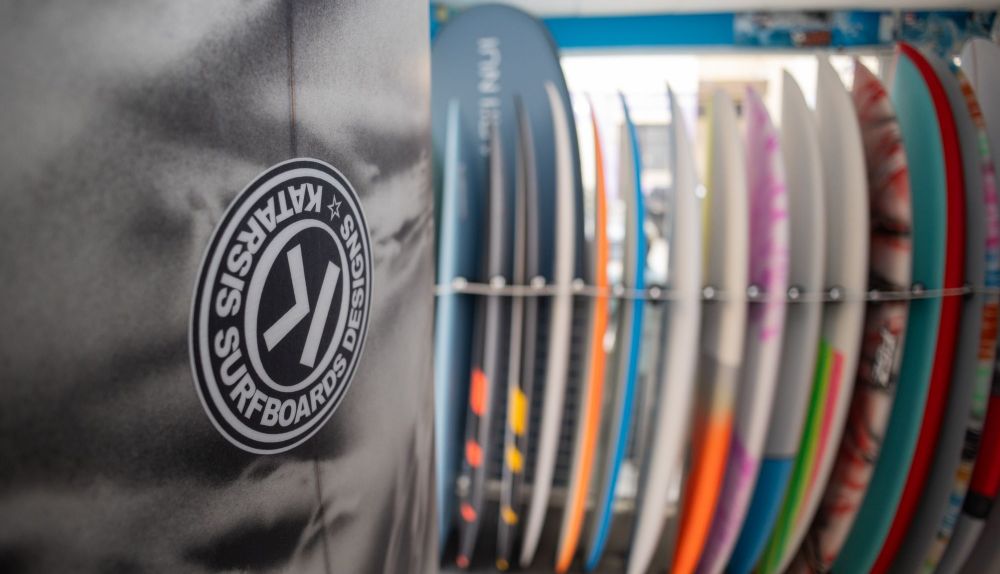 Tablas de surf en la tienda ubicada en El Puerto.