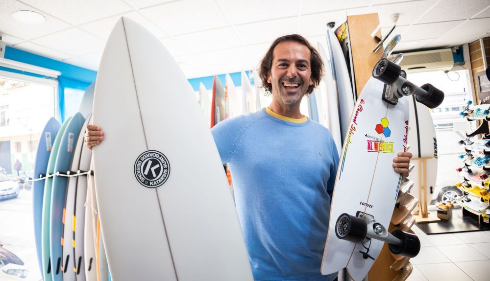 El regente muestra una tabla de surf y otra de surfskate.