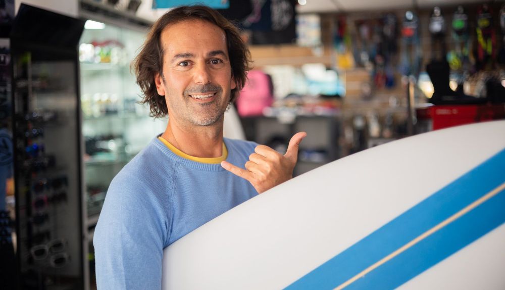 Las dos pasiones de Antonio son el surf y la cocina.