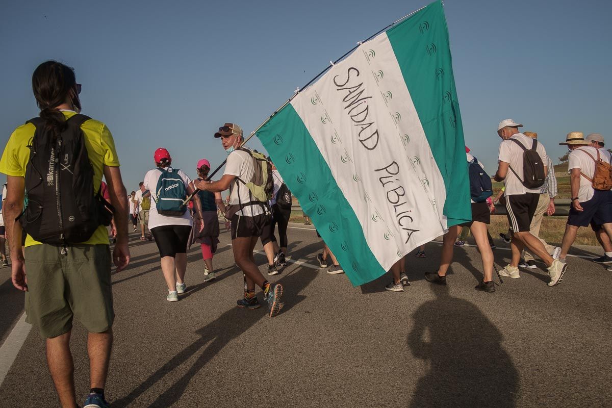 Marcha por la sanidad pública entre Trebujena y Jerez, el pasado junio. FOTO: MANU GARCÍA