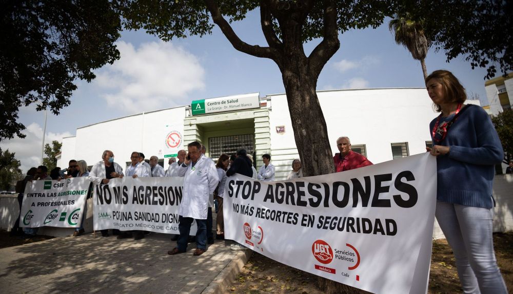 Concentración a las puertas del centro de salud de La Granja, en Jerez, donde este viernes tuvo lugar una agresión a una médica. 