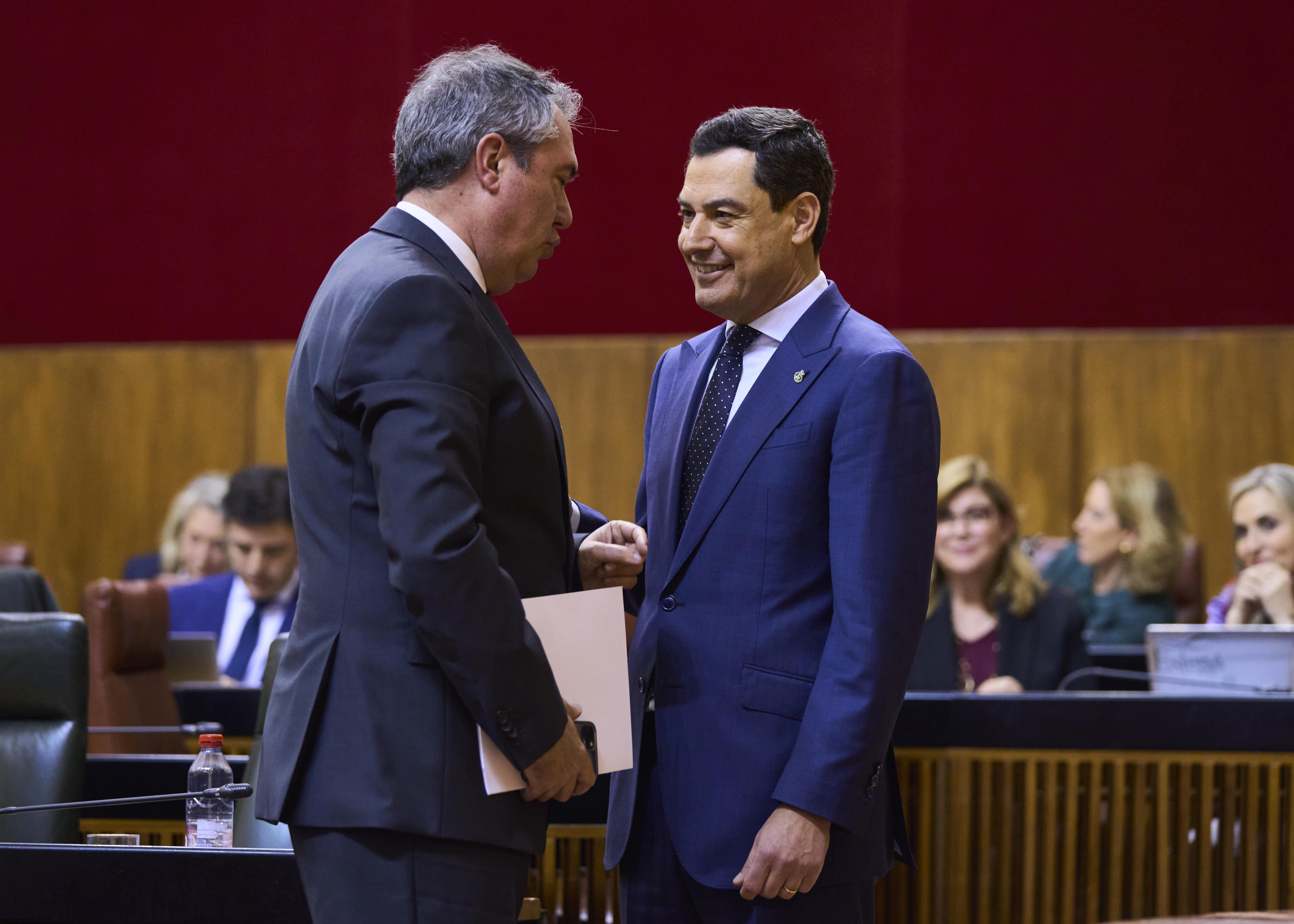 Juanma Moreno (PP) y Juan Espadas (PSOE) tras una sesión de control.