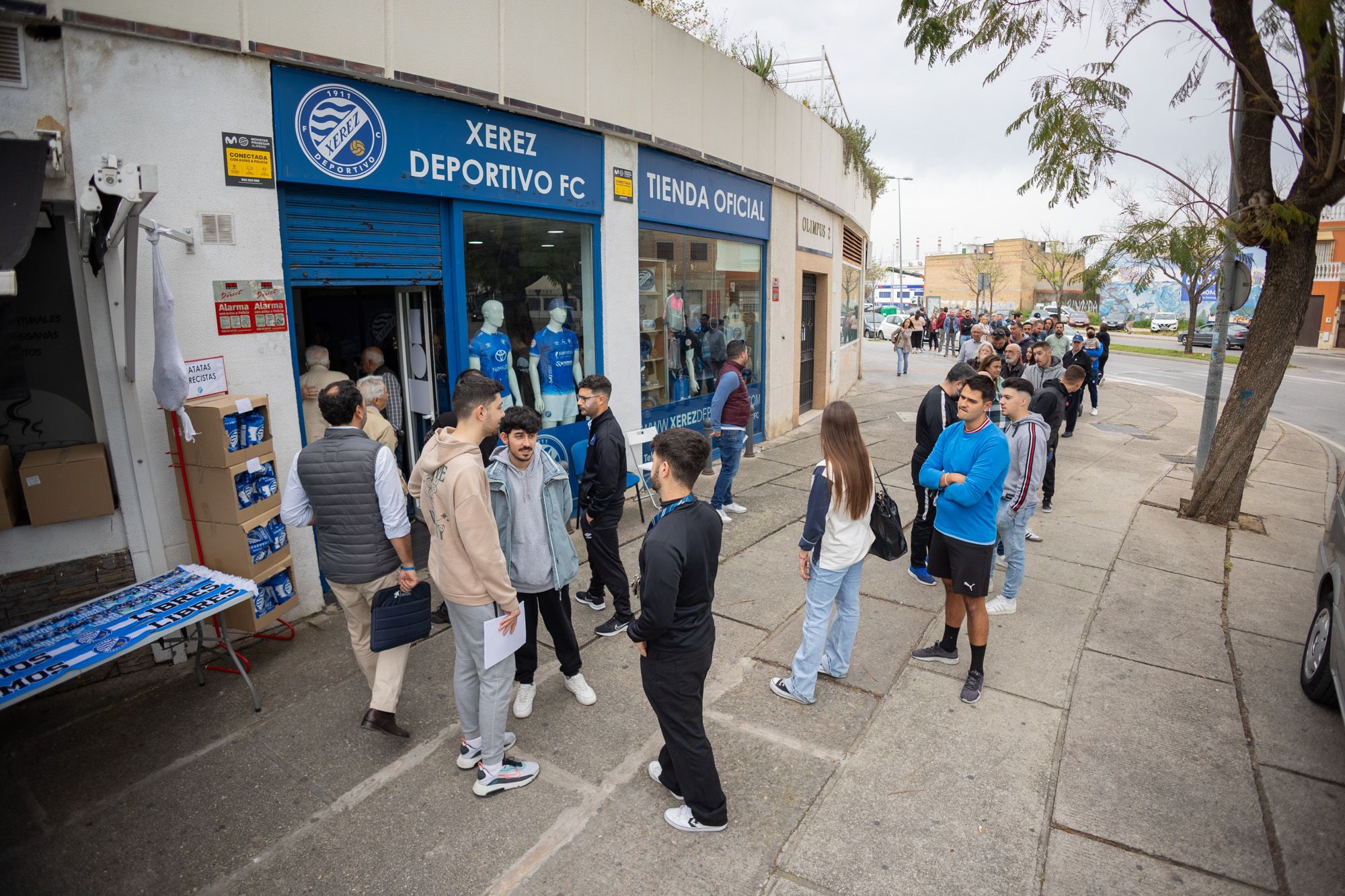 Largas colas para votar en las elecciones del Xerez DFC. Largas colas para votar en las elecciones del Xerez DFC.