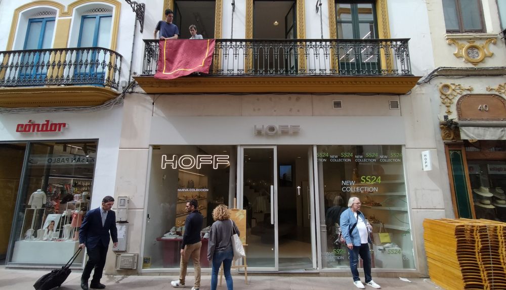 El edificio y sus balcones en calle Sierpes.   MAURI BUHIGAS