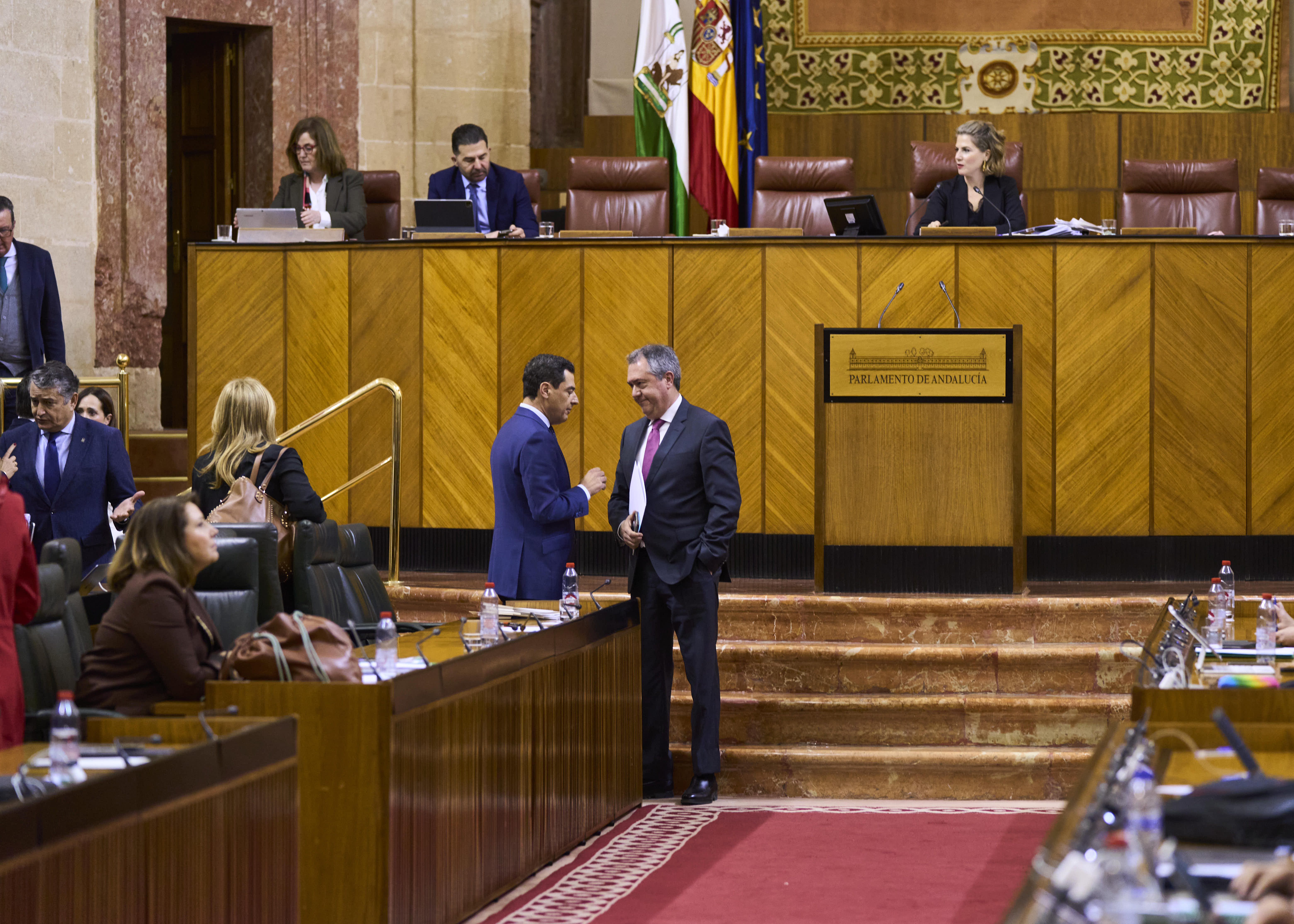 Juanma Moreno (PP) junto a Juan Espadas (PSOE), en el Parlamento andaluz.