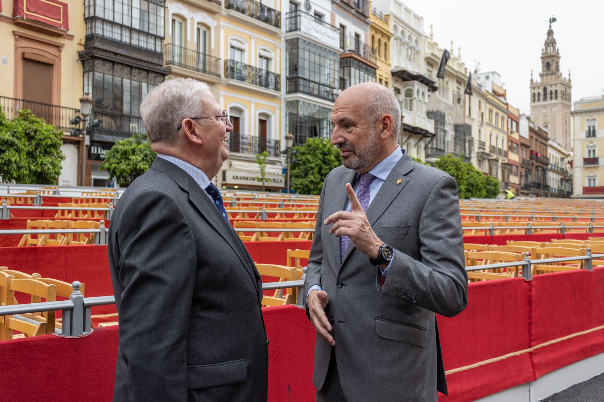 Vélez y Alés conversando durante el paseo por los palcos de San Francisco.