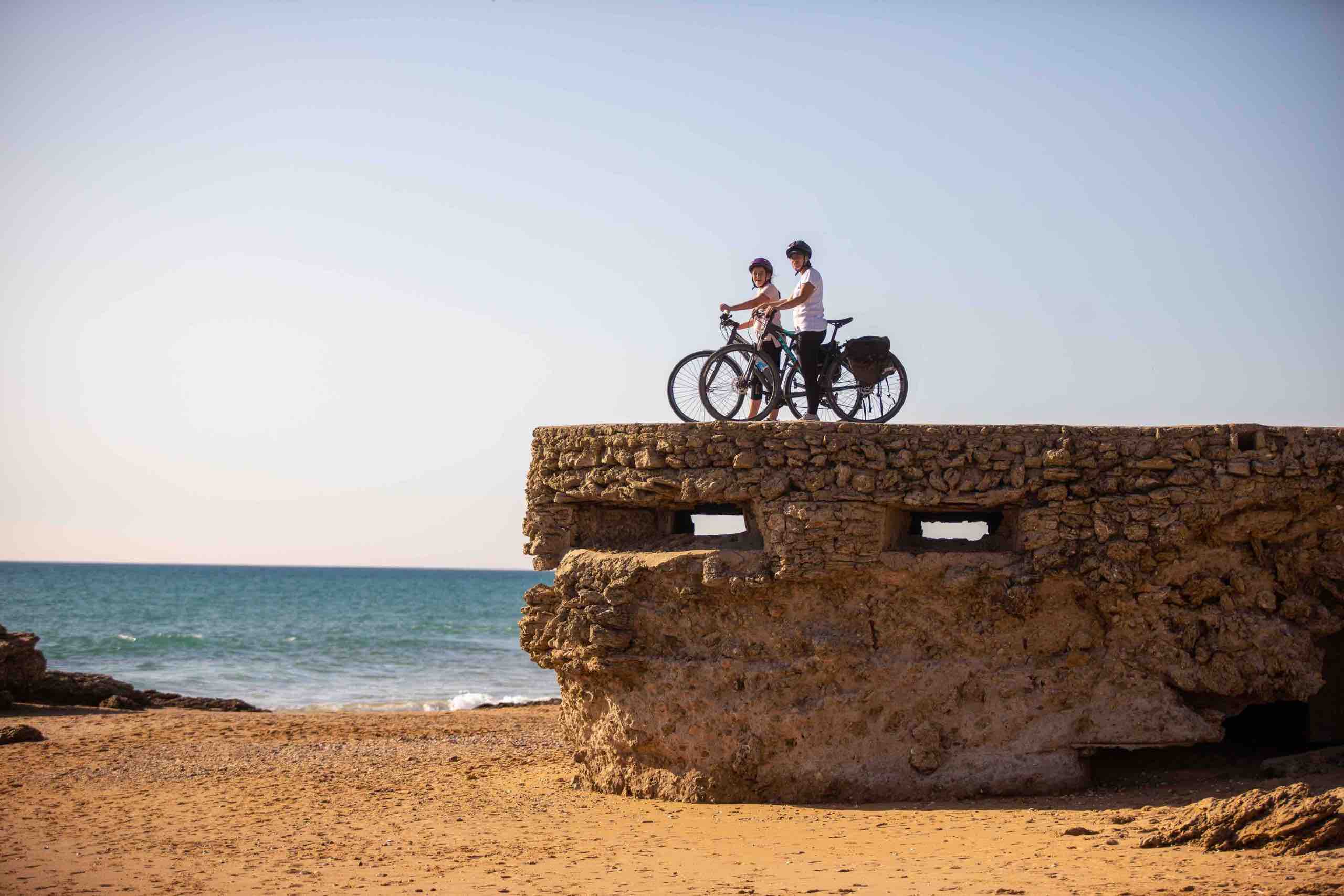 Dos ciclistas sobre un búnker en el Campo de Gibraltar. 
