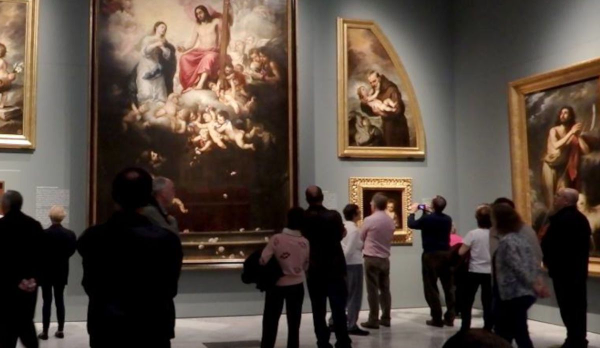 Varias personas en el Museo de Bellas Artes de Sevilla, en una imagen de archivo, uno de los más importantes de Andalucía. FOTO: Junta