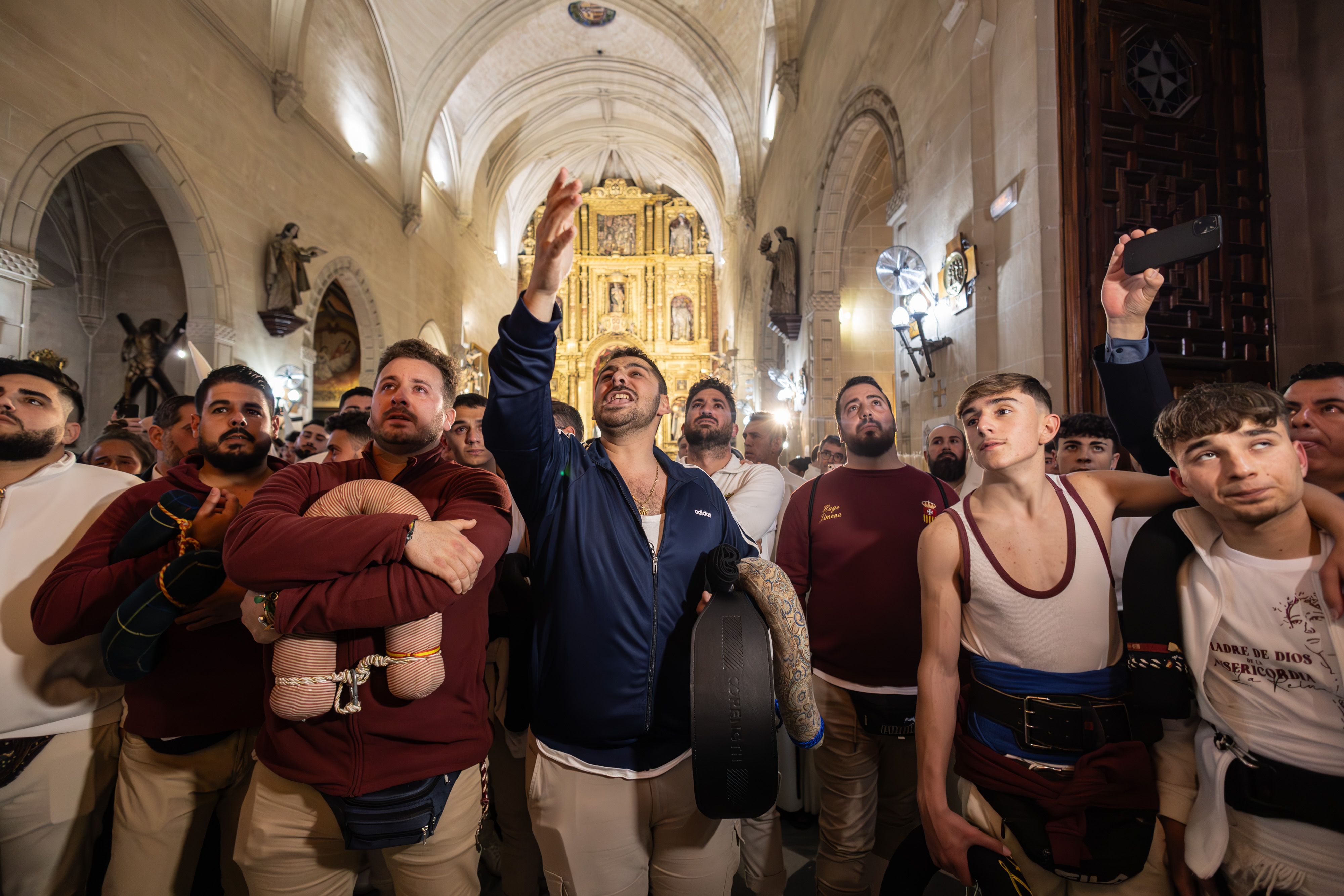Manuel de Cantarote cantando a la Virgen de la Misericorida de la Hermandad del Transporte tras comnunicar que se quedaban en su templo.