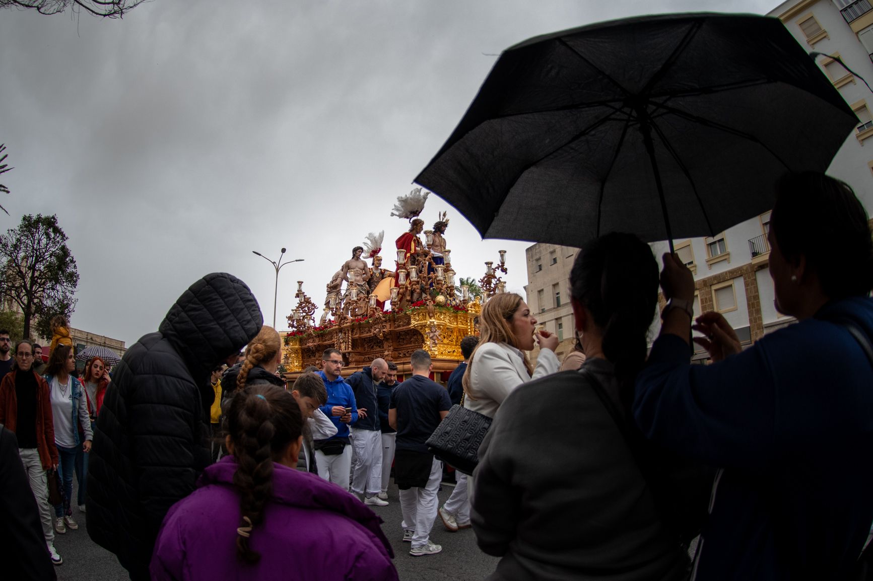 Paraguas en una procesión del Domingo de Ramos, en la Semana Santa pasada.
