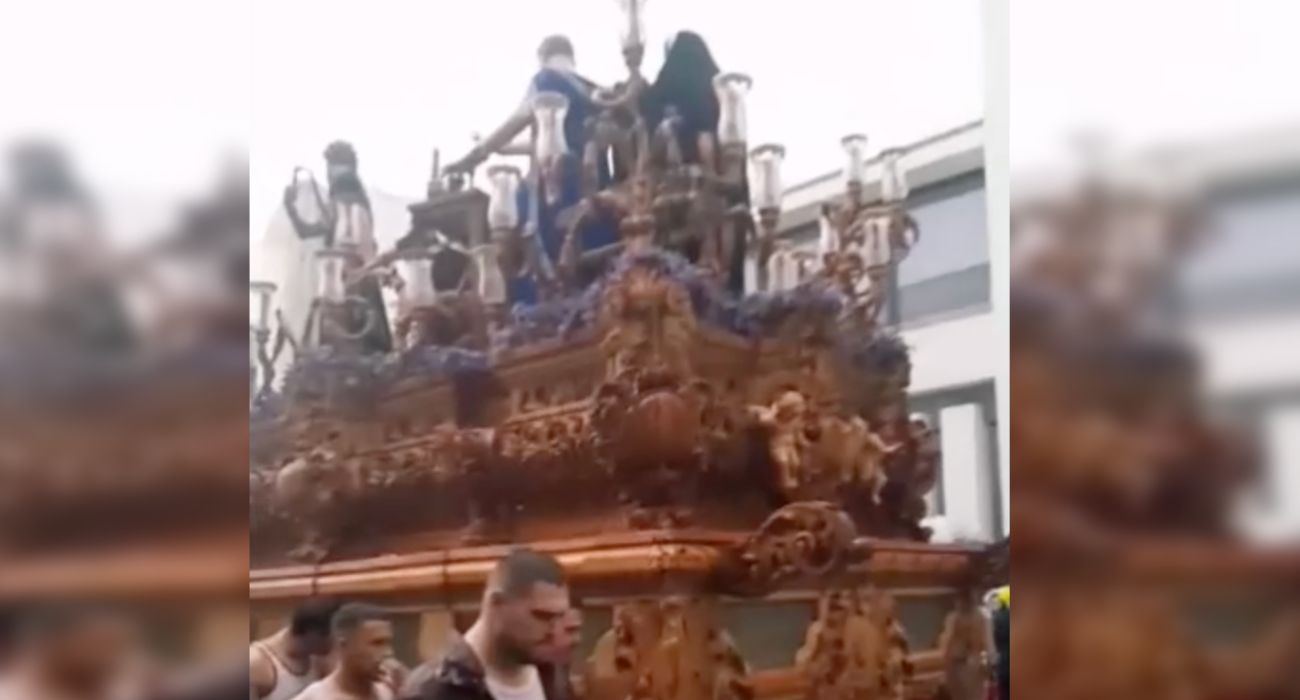 La Flagelación, en su precipitada recogida. Un rayó cayó muy cerca del paso de misterio. La Flagelación, en su precipitada recogida. Un rayó cayó muy cerca del paso de misterio.