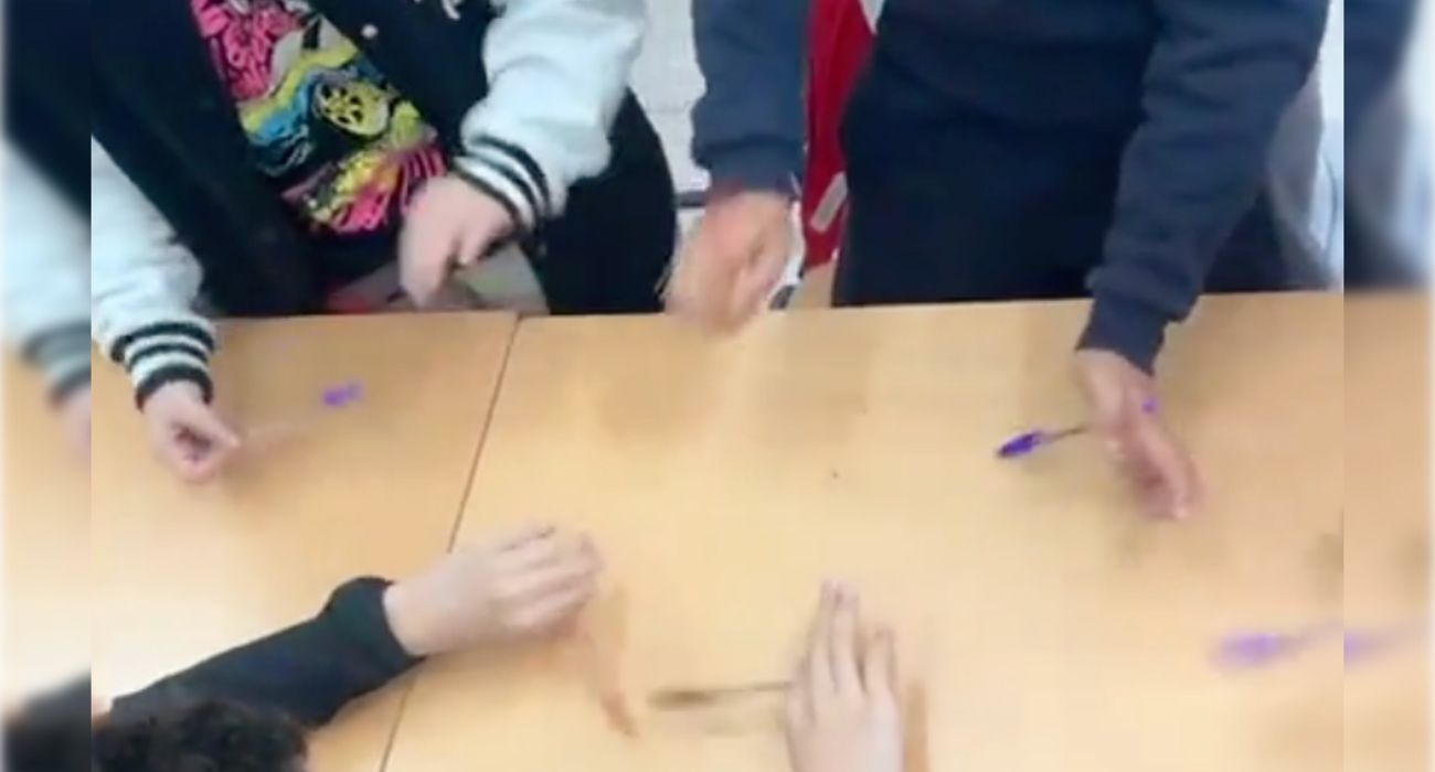 Redoble de tambores de un grupo de alumnas y alumnos de un instituto de Andalucía. Redoble de tambores de un grupo de alumnas y alumnos de un instituto de Andalucía.