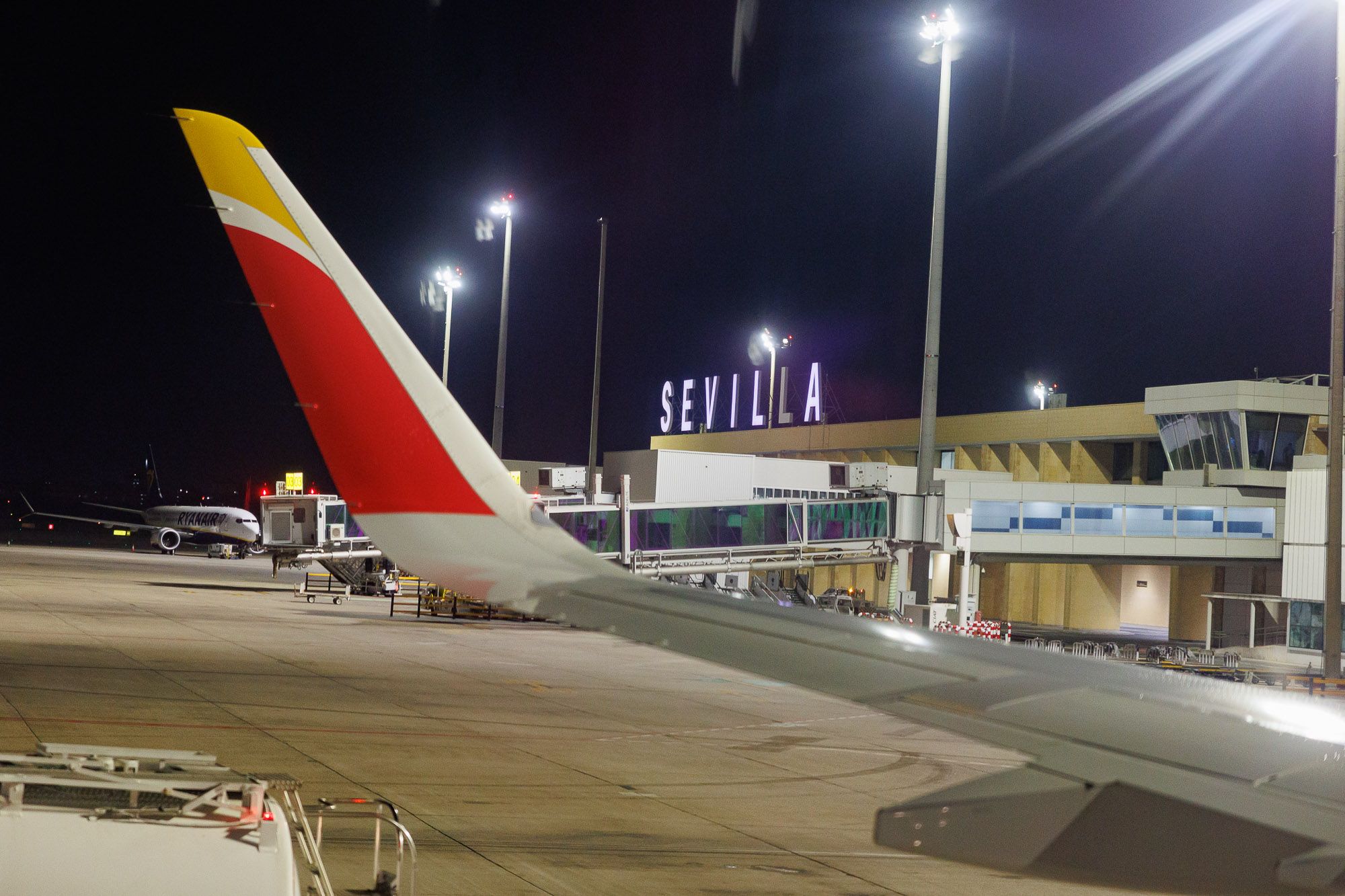 Un avión de Iberia, en el aeropuerto de Sevilla, en una imagen de archivo