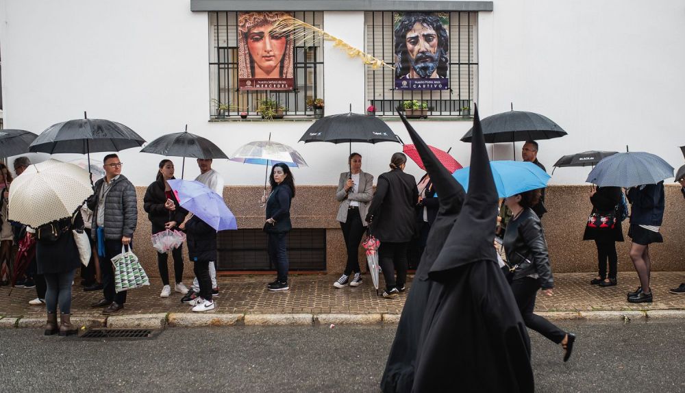 El Lunes Santo marcado por la lluvia en Santa Genoveva, en imágenes.