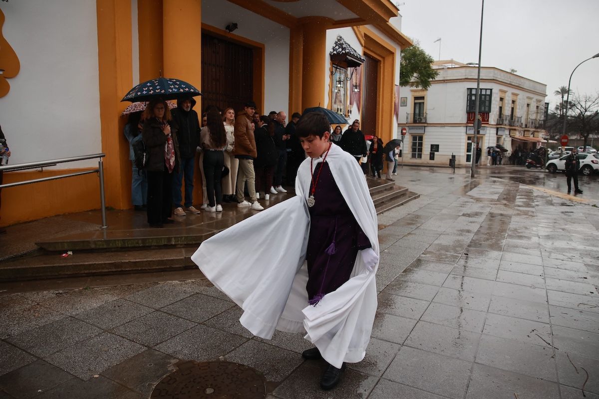 Un nazareno de regreso a su casa tras suspenderse la salida. 