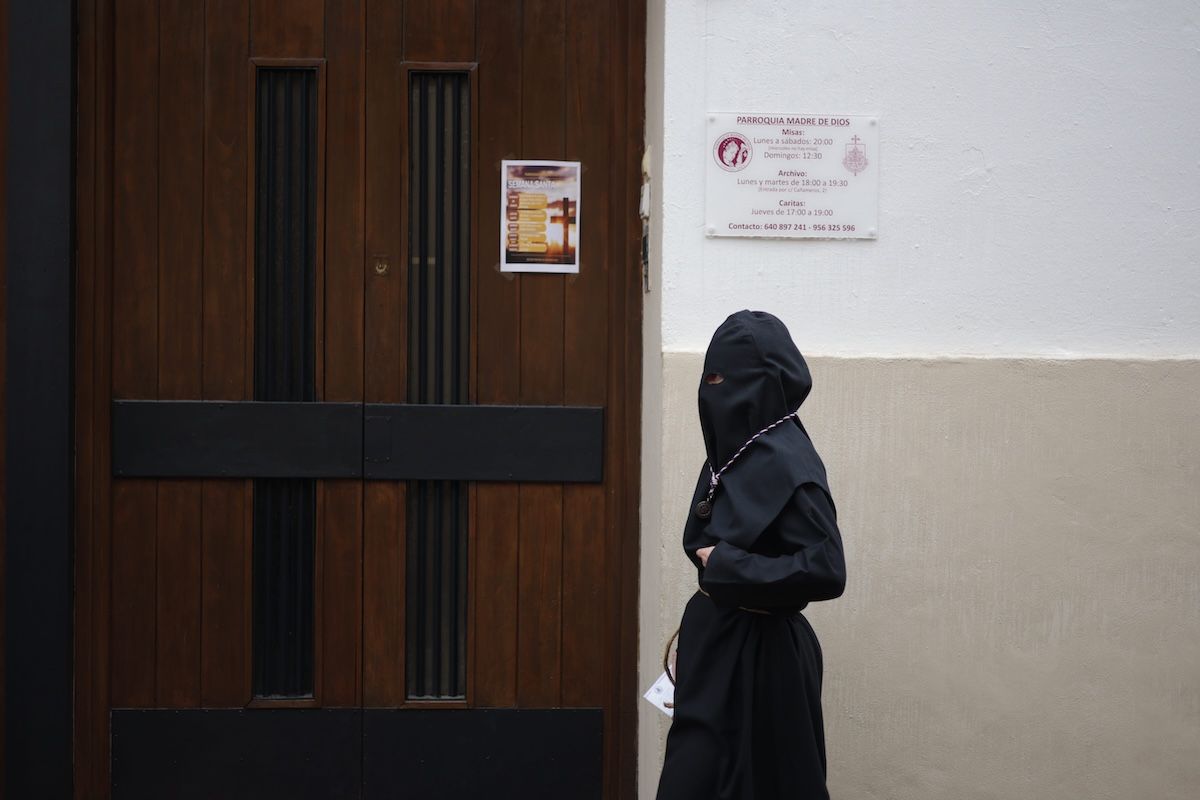 Un nazareno de Amor y Sacrificio saliendo de Madre de Dios en la pasada Semana Santa. La hermandad ha anunciado que no saldrá en la Magna. CANDELA NÚÑEZ Un nazareno de Amor y Sacrificio saliendo de Madre de Dios en la pasada Semana Santa. La hermandad ha anunciado que no saldrá en la Magna. CANDELA NÚÑEZ