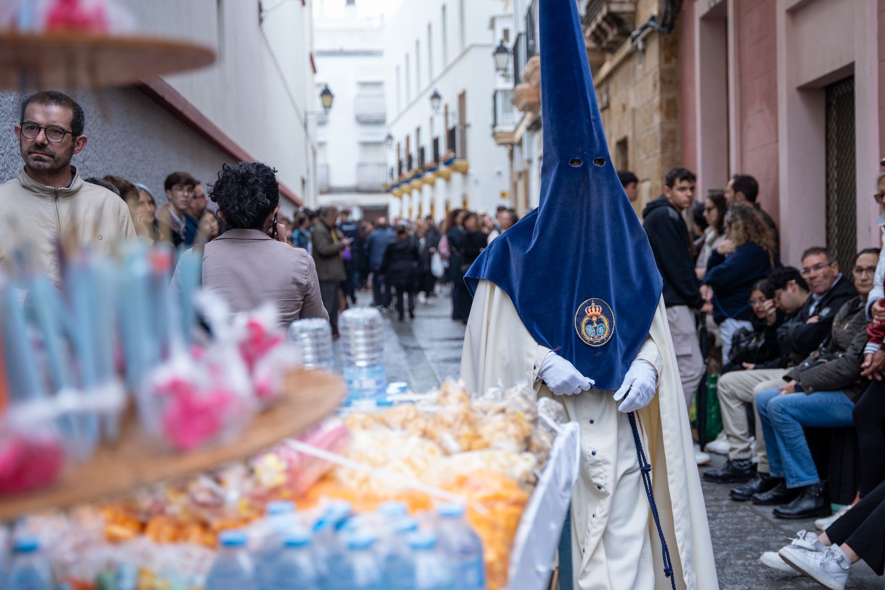Vecinos de La Viña, apostados en sus sillas en Virgen de las Penas.  REYNA