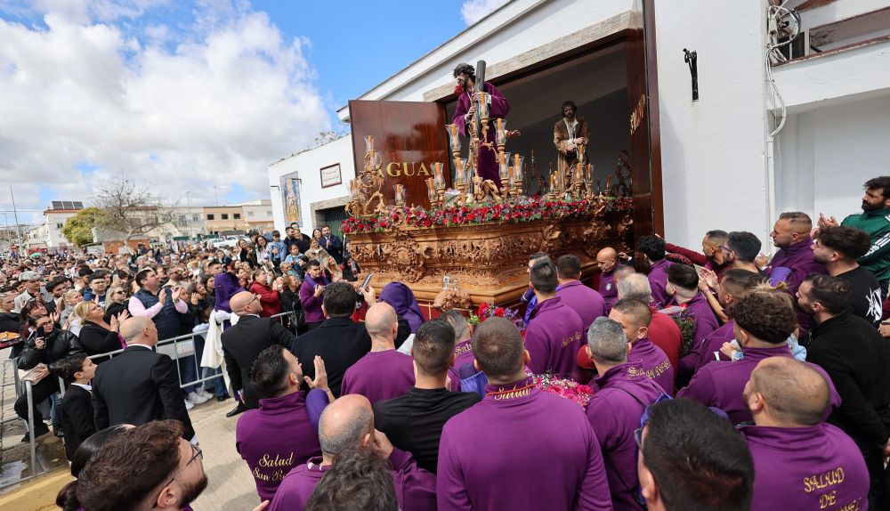 El misterio del Señor de la Salud saliendo de San Rafael.    MANU GARCÍA
